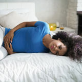 Wie entstehen Regelschmerzen? Was sind Menstruationsbeschwerden?